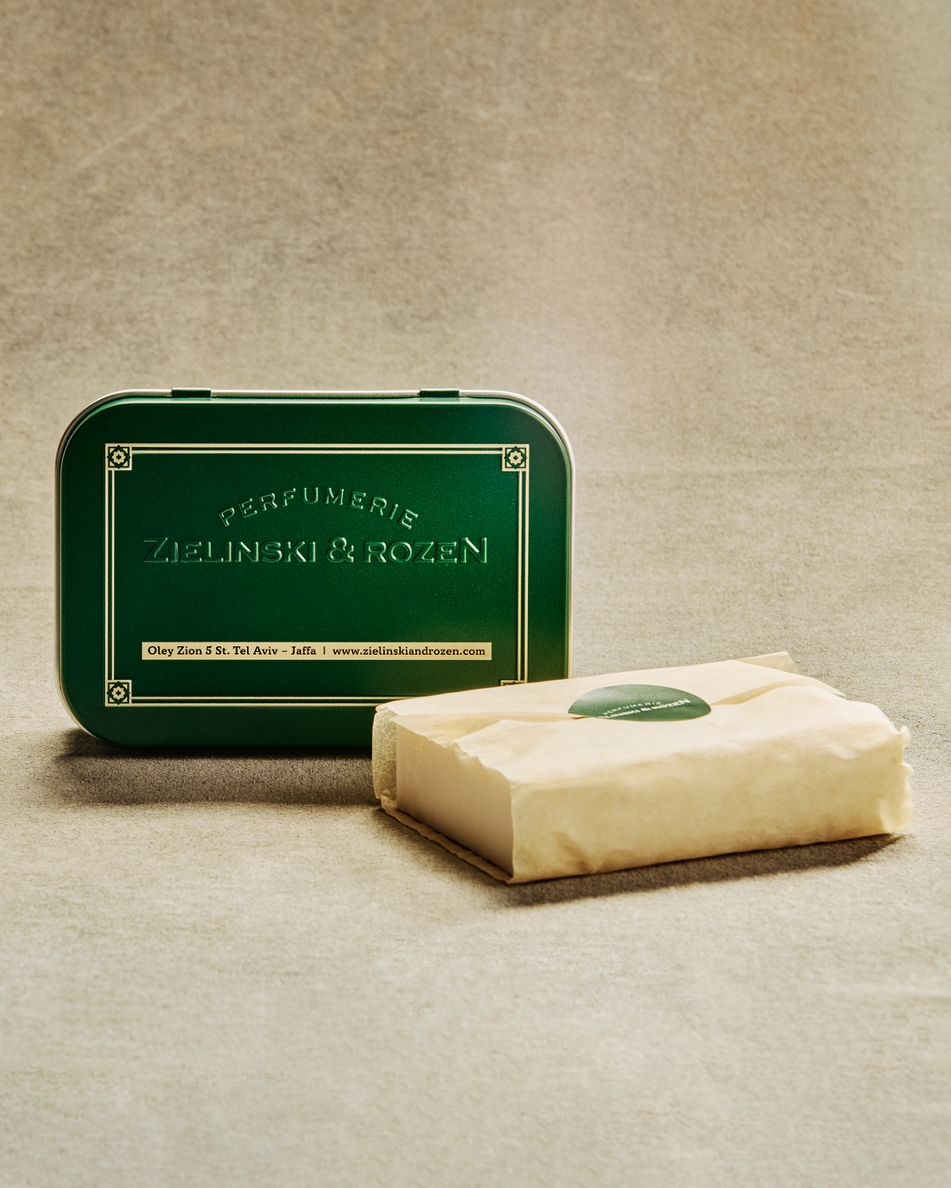 Pink Pepper, Elemi, Cinnamon, Leather